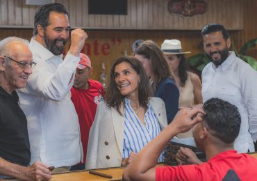Embajadora de Estados Unidos visita la fábrica de Arturo Fuente en Santiago