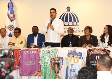 Ministro Kelvin Cruz duplica partida para apoyo del baloncesto superior de Abasado
