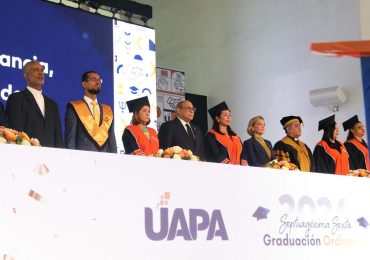 Ministro del MESCyT resalta cómo la revolución tecnológica redefine el futuro profesional en graduación 76.ª de la UAPA