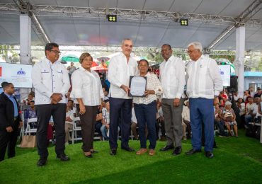 Presidente Abinader entrega 442 certificados de títulos de propiedad de los 688 contemplados en el proyecto Hato Nuevo II