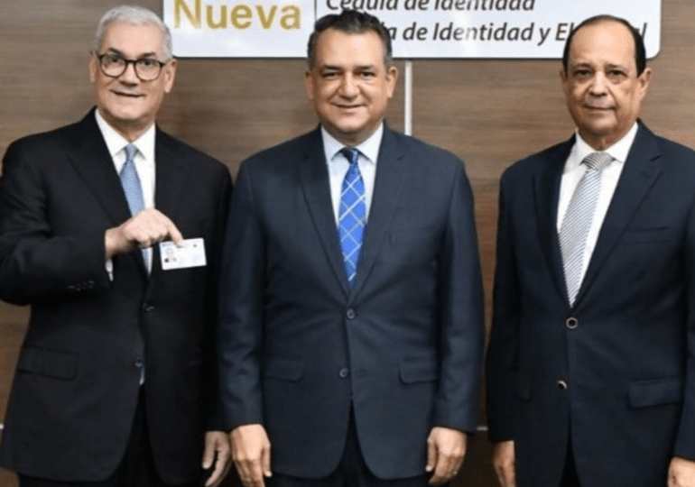 Gonzalo Castillo destaca proceso moderno y eficiente tras recibir la nueva cédula electrónica