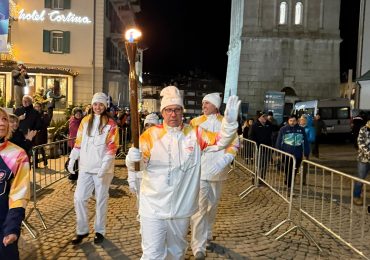 Felipe Vicini y Alejandra Aybar portan la antorcha paralímpica en Milano Cortina