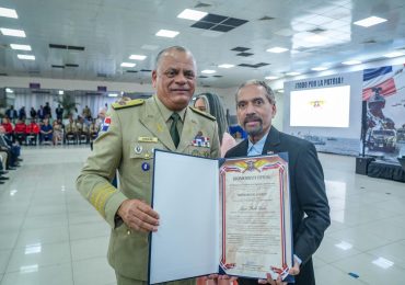 Ministerio de Defensa reconoce al presidente de Efemérides Patrias