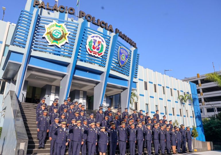 Video | Autoridades de Estados Unidos reconocen a la Policía Nacional Dominicana en su 90.º aniversario