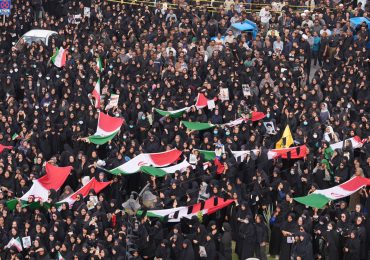 Centenares de personas despiden en Irán a los 165 muertos en el ataque a escuela infantil