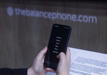Los 'teléfonos tontos' irrumpen en el MWC como la antítesis de los 'smartphones'