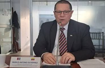 Ecuador expulsa al personal diplomático de Cuba y retira a su embajador en La Habana