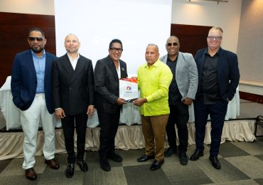 Kinito Méndez asume la presidencia de SGACEDOM